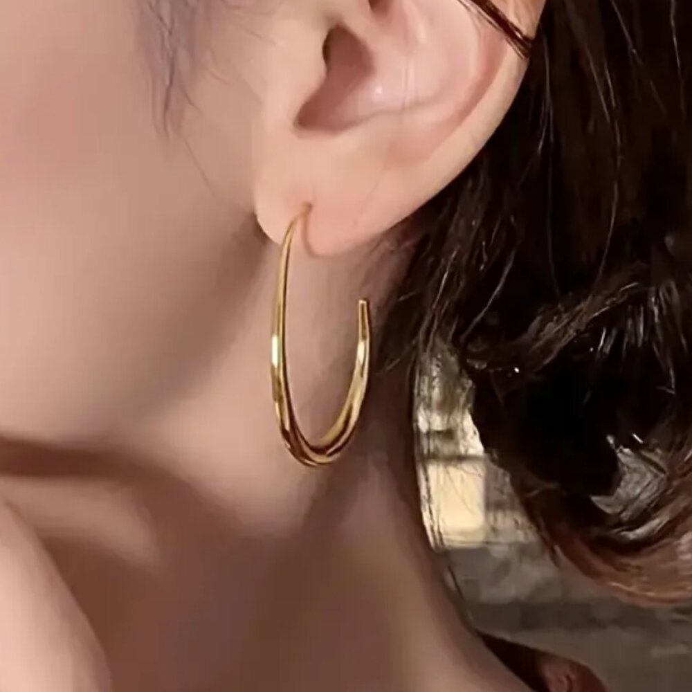 2 gold-colored earrings